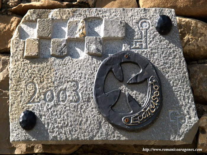 LAPIDA DEL ECOMUSEO CON LA LLAVE DEL MAESTRO DE AGERO